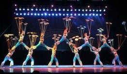 娱乐吃瓜君表演杂技